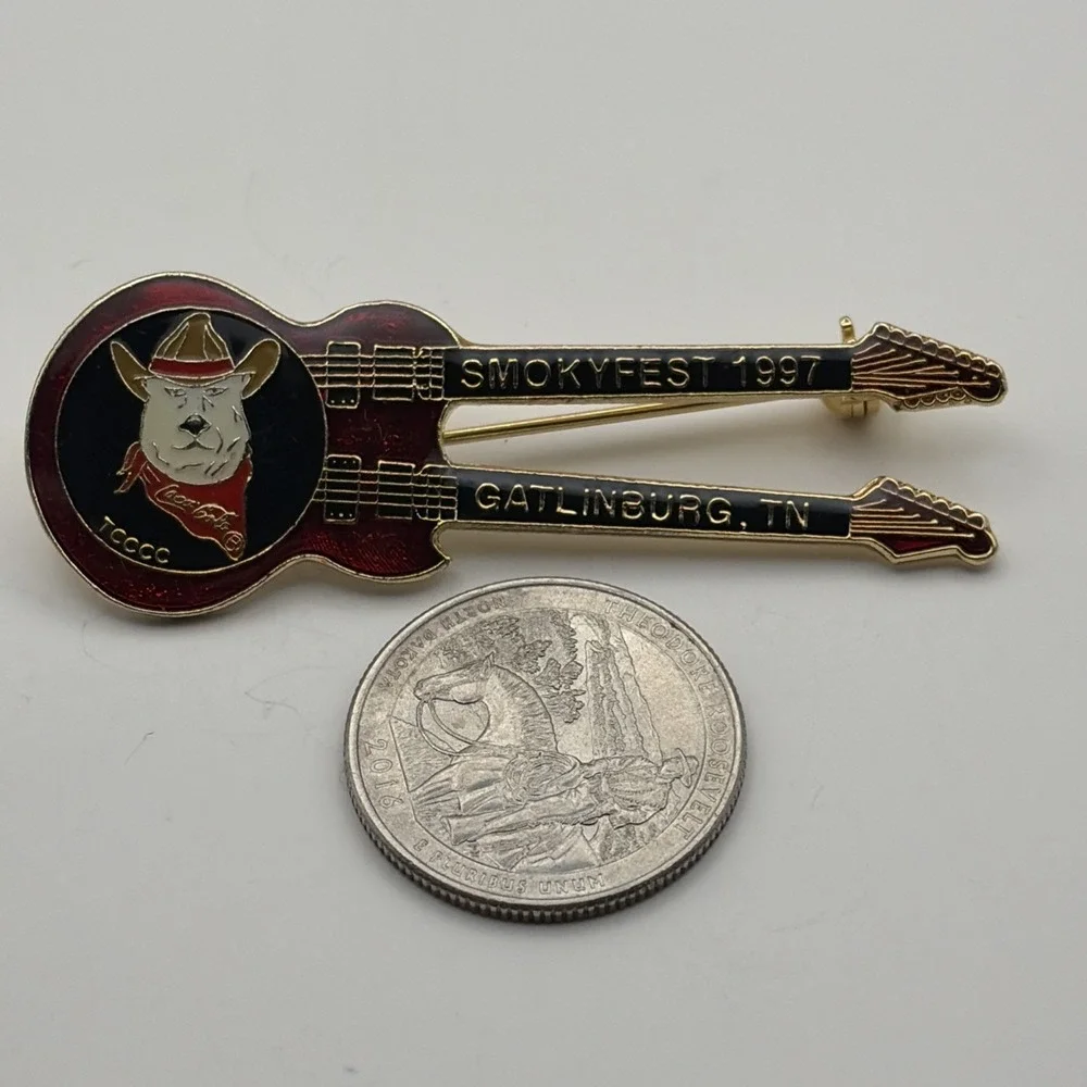 1997 Coca-Cola Collectors Club Smokeyfest Gatlinburg‎ TN Guitar Lapel Hat Pin